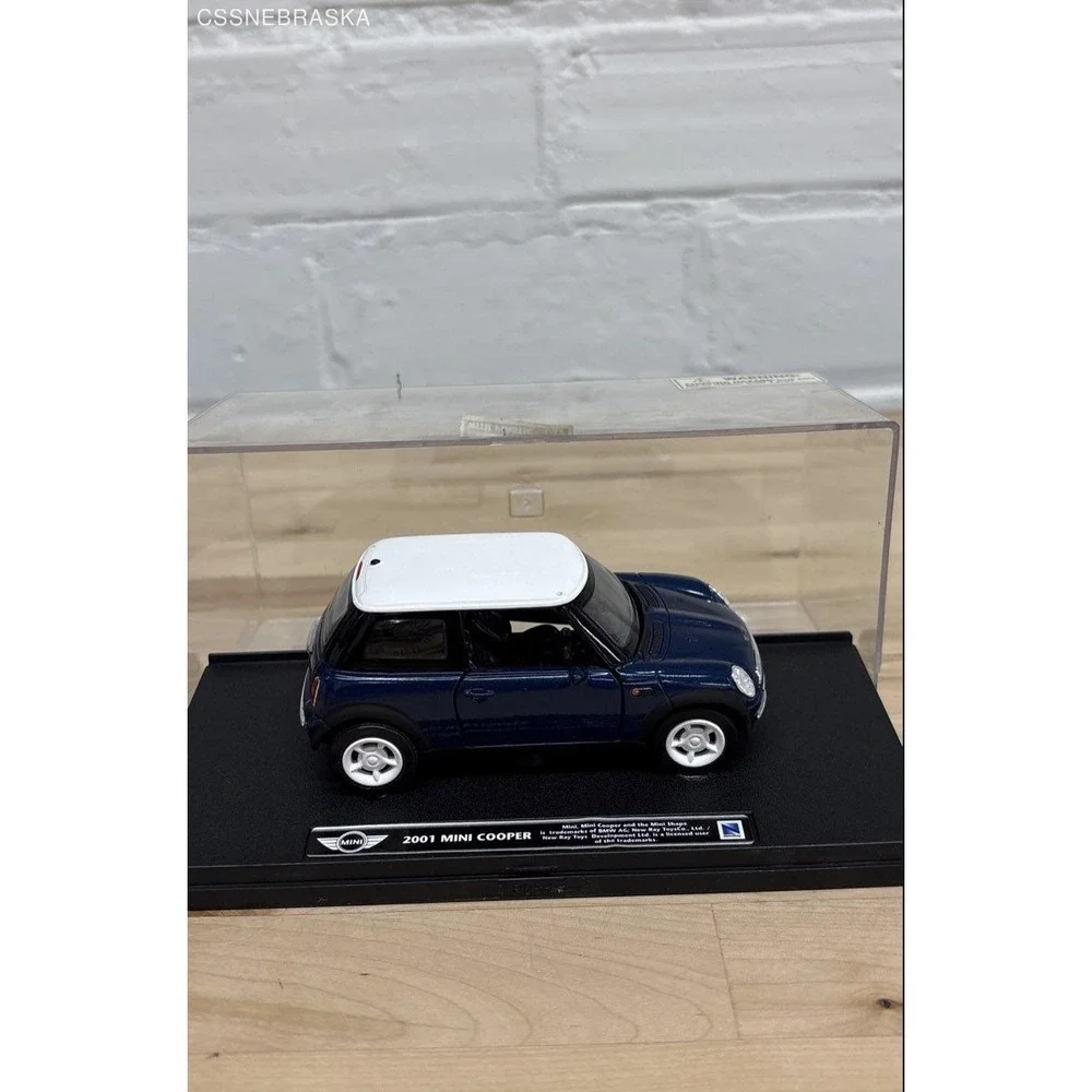 Bburago Blue/White die-cast model with plastic 2001 Mini‎ Cooper